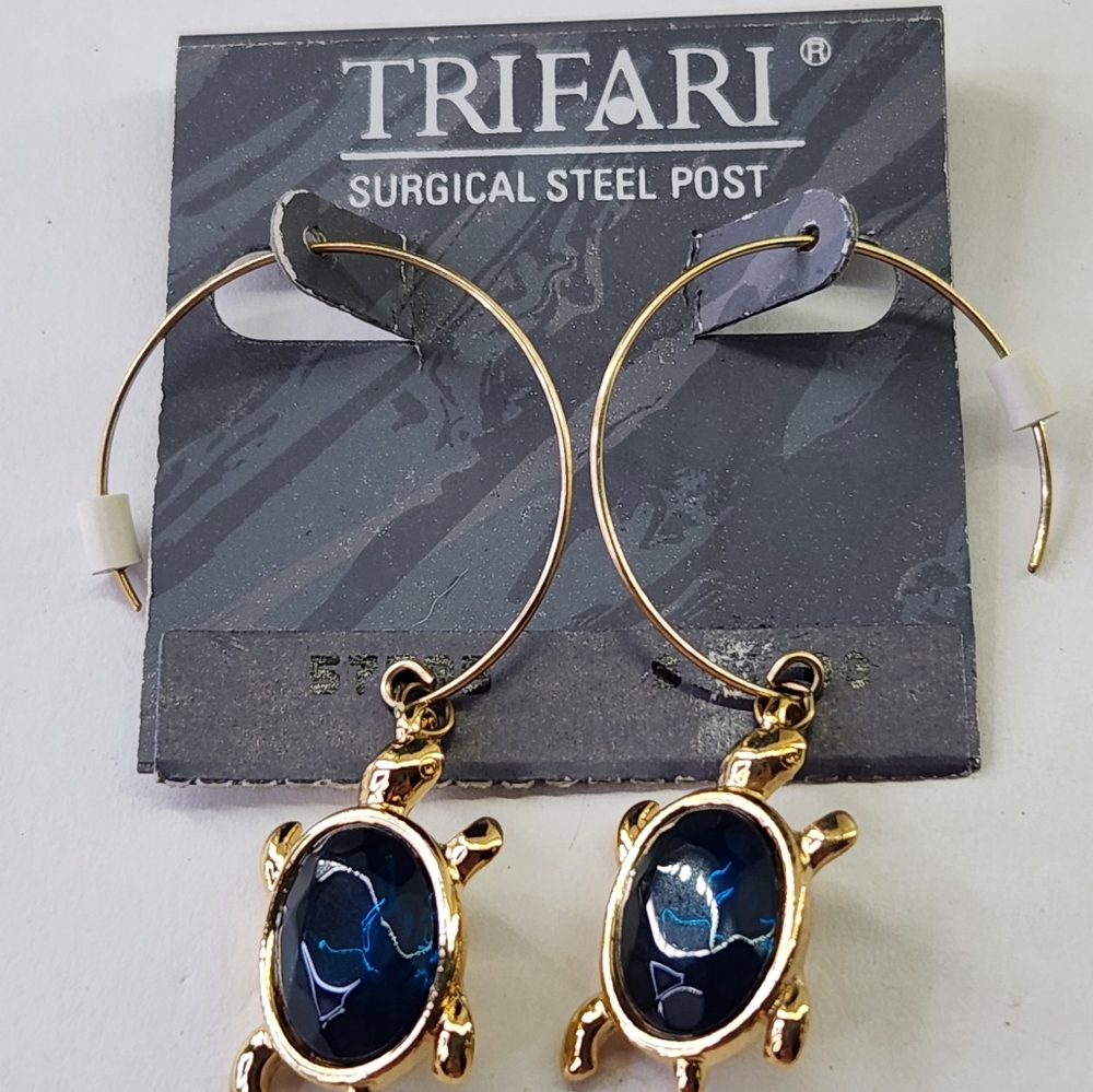 VTG 80s TrifarI Turtle w/Teal Blue Crystal Dangle Goldtone Hoop Earrings